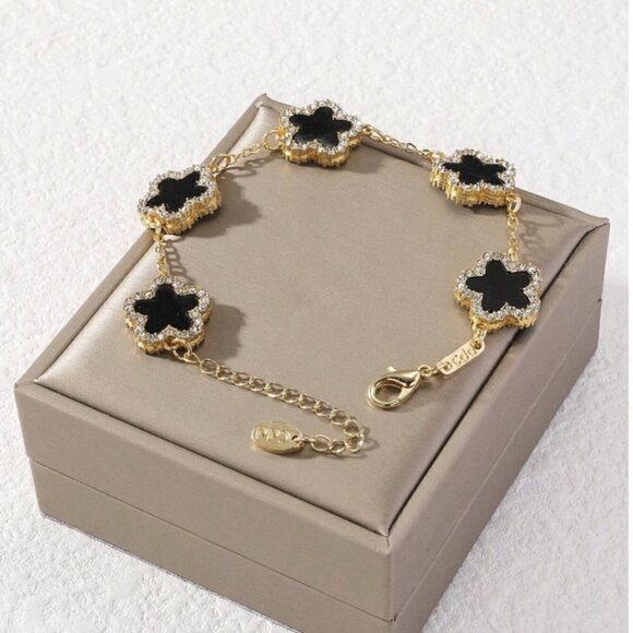 Elegant  Five-Leaf Clover Cubic Zirconia bracelet - Picture 4 of 6